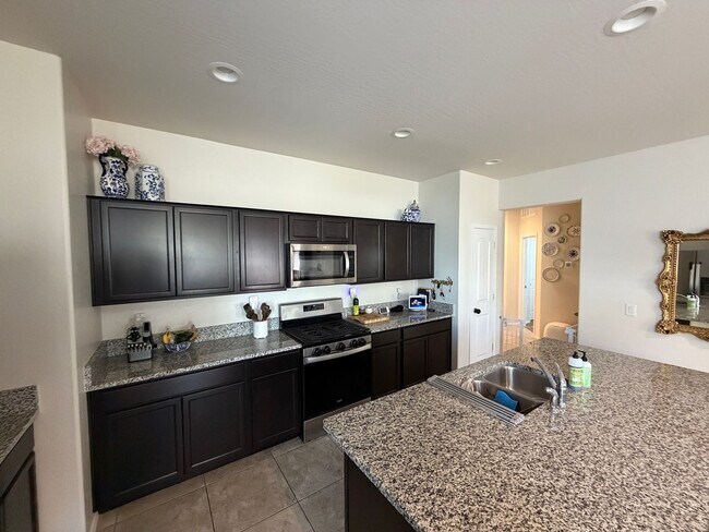 Building Photo - Upgraded and Spacious 4 Bed/2 Bath in Buckeye