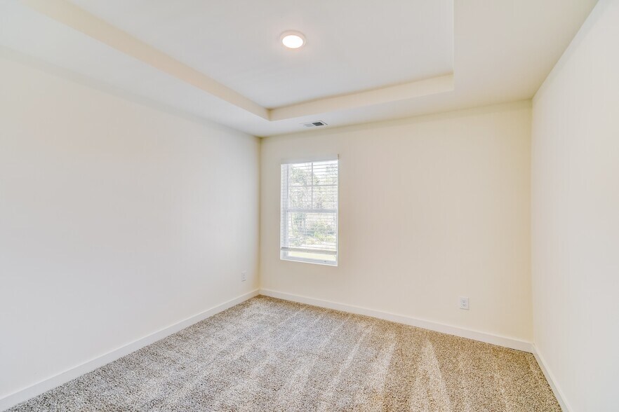 Building Photo - 8 Deer Creek Dr