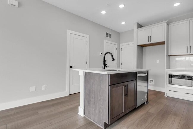 Building Photo - 911 Echo Pk Dr