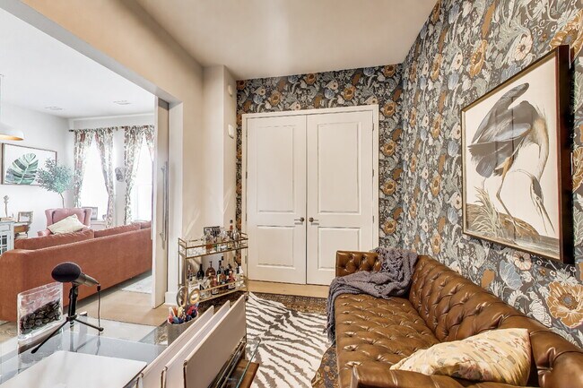 Building Photo - Luxury Living Awaits!