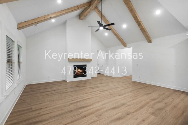 Building Photo - 4 Bed, 2 Bath Home
