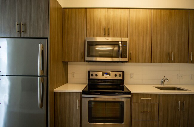 Building Photo - Light & Bright Top-Floor Studio w/Modern Amenities Ready Mid-April!