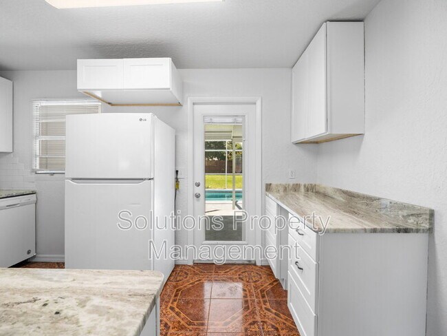 Building Photo - 2033 Robinhood Dr