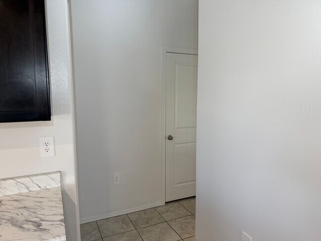 Building Photo - 9427 E Alfalfa Dr