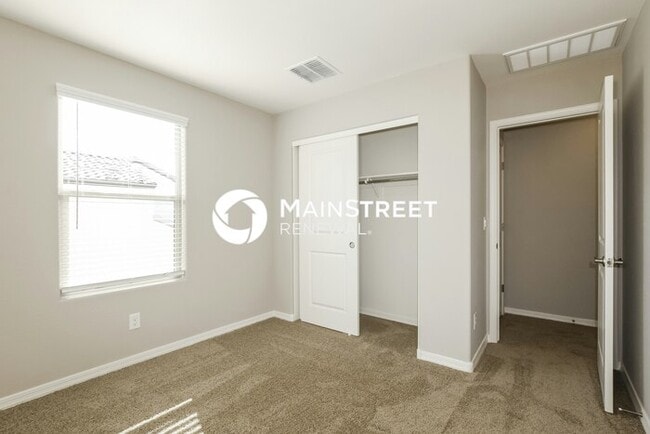 Building Photo - 4 Bedroom Pet-Friendly Home in Phoenix, AZ with Main Street Renewal