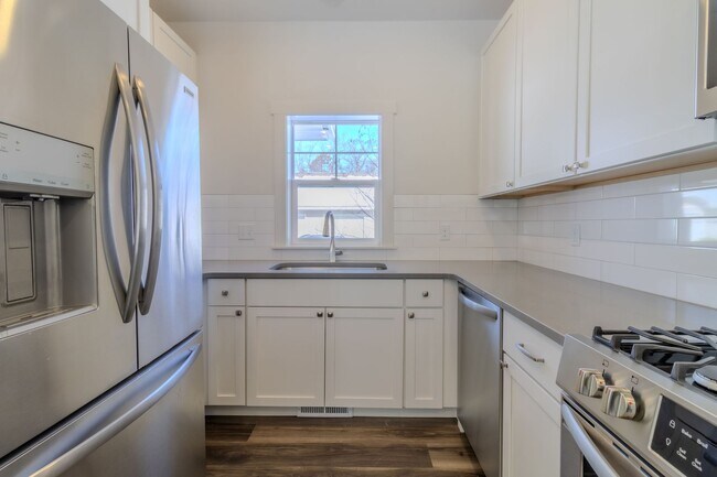 Building Photo - 1548 Simsbury St
