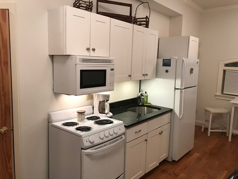Kitchen - 4 Center Ct