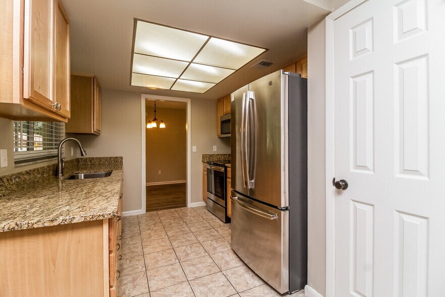 Building Photo - 2701 Kinnon Dr