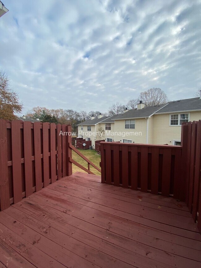 Building Photo - 2 Bedroom / 2.5 Bathroom / Amenities Include Pool & Tennis Courts / Assigned Parking / Minutes to...