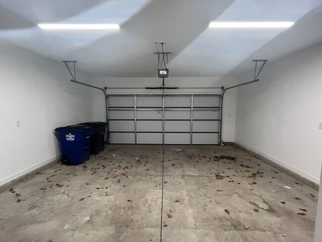 Building Photo - Breathtaking 4 Bedroom, 2 1/2 Bathroom House in Winston Salem, NC!