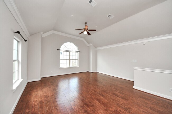 Building Photo - 2941 Clinton Dr
