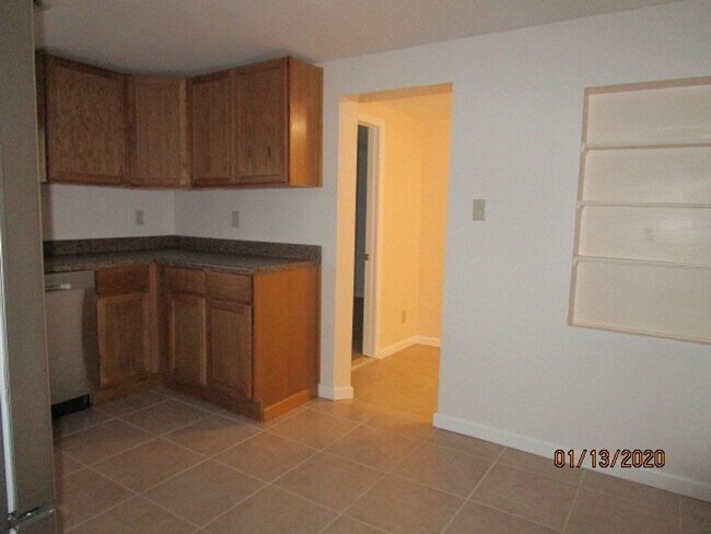Building Photo - Deep Creek South