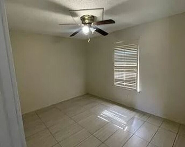 Building Photo - Newly Updated 2 Bed / 1 Bath Duplex