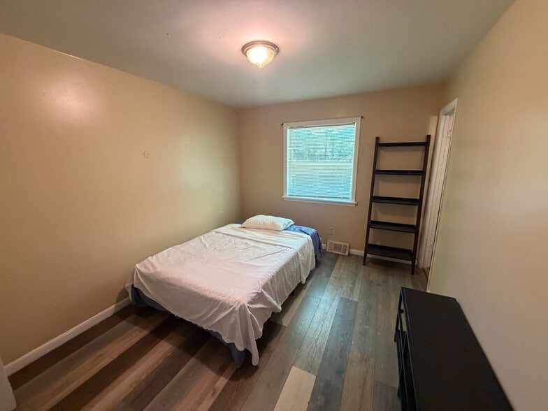 Building Photo - Room in House on Longleaf Dr