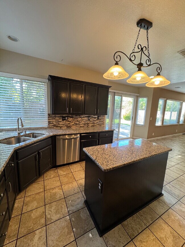 Building Photo - Gorgeous 3 Bedroom, 2 1/2 Bathroom Home in Perfect Brentwood Location