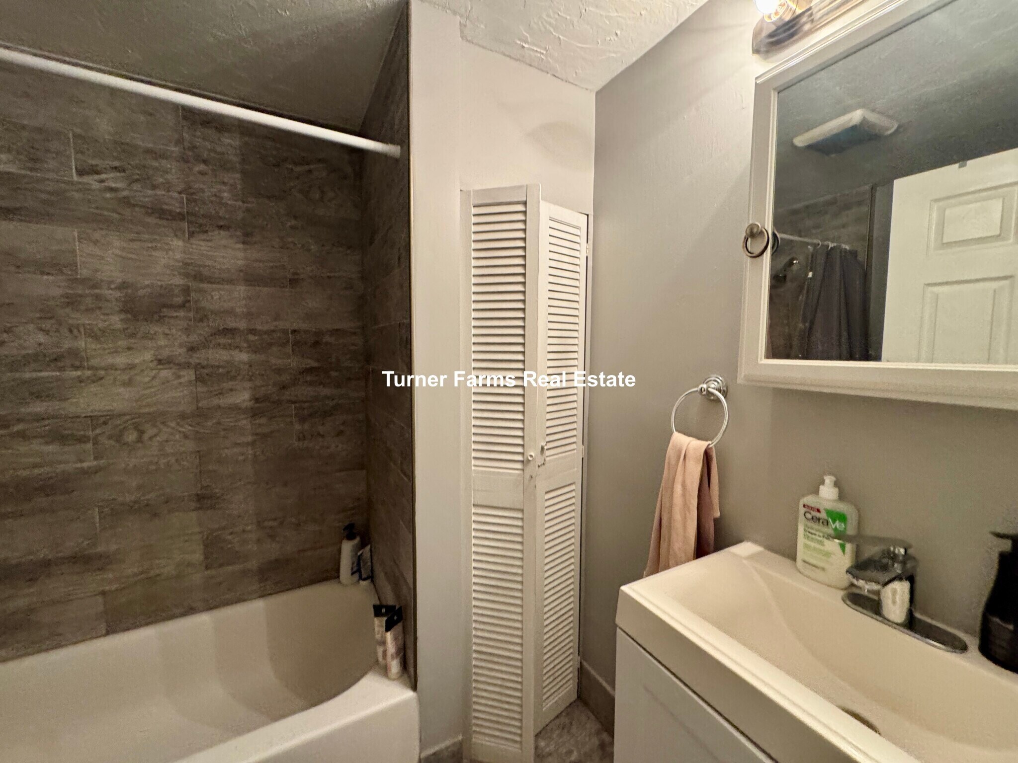 Building Photo - 96 Calumet St