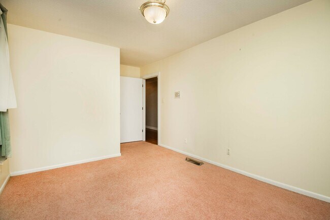 Building Photo - Halls 37938 - 4 bedroom, bath home with 4 garage spaces - Call Susan Niedergeses 865-300-4722
