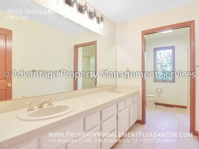 Building Photo - Unique 4 Bed / 3 Bath 3,484 Sq Ft Home off...