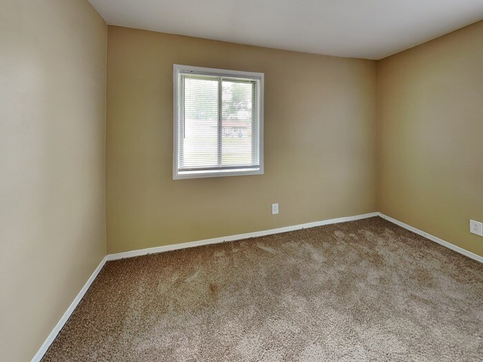 Building Photo - 890 Edgewood Dr