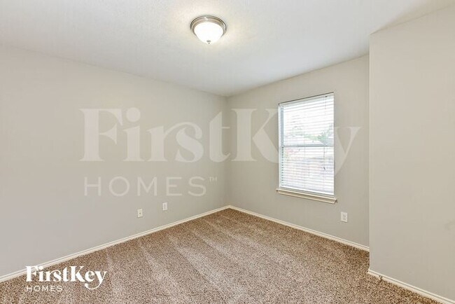 Building Photo - 18402 Wolf Creek Tr