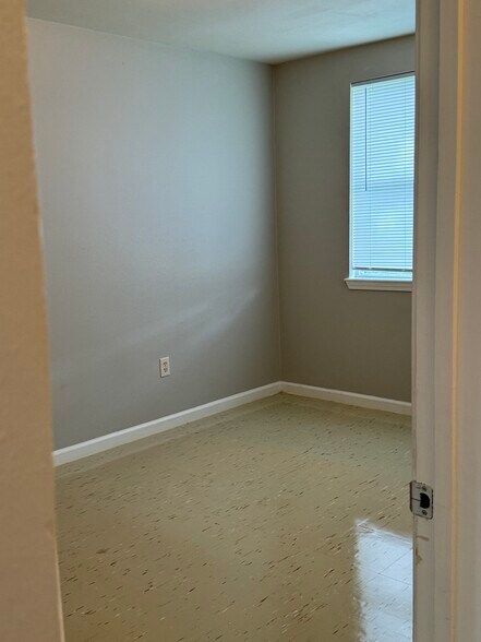 Building Photo - 2407 Rose Dr