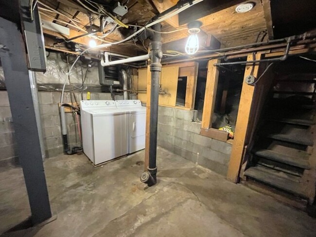 Building Photo - FREE RENT FOR JANUARY! Unique and Updated ...