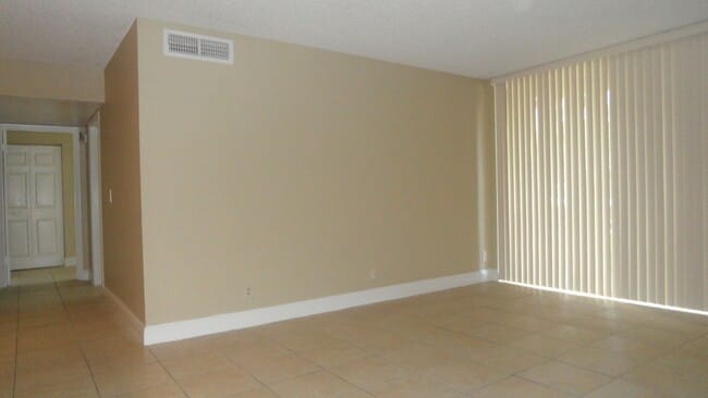 Building Photo - 2Bed / 2 Bath