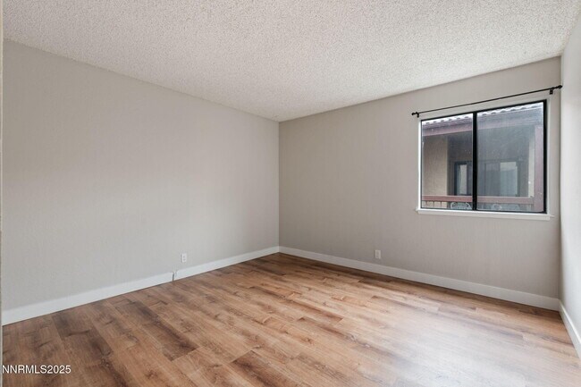 Building Photo - 2955 Lakeside Dr