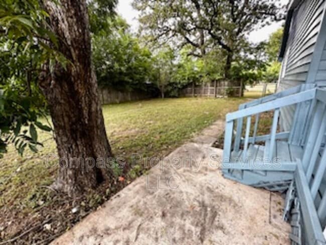 Building Photo - 300 N Oak Dr