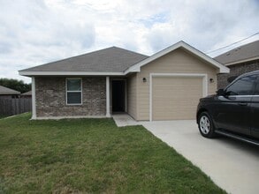 Building Photo - 3/2 Brick Home in Lampasas