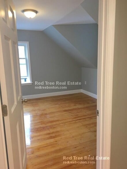 Building Photo - 31 Bacon St