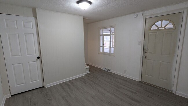 Building Photo - Charming 5-bedroom home located in the heart of Akron