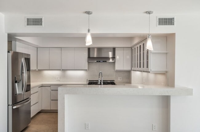 Building Photo - 2700 Manhattan Ave