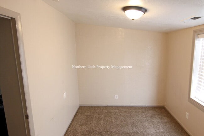 Building Photo - Updated 3 Bed 1 Bath with HVAC