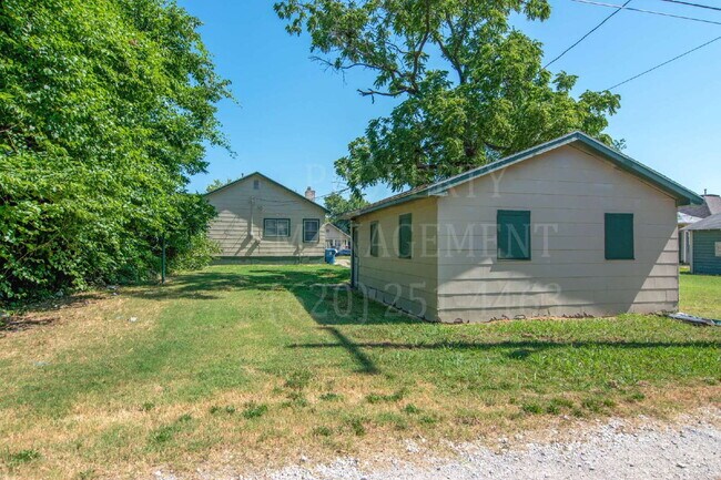 Building Photo - 3 Bedroom 1 Bath