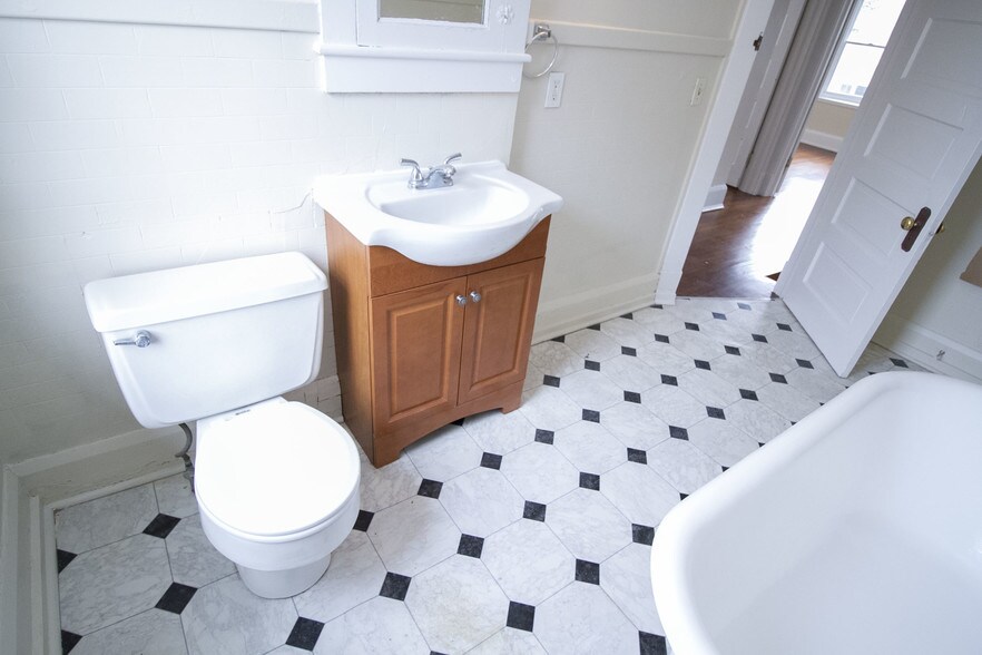 Building Photo - 2122 Airport Hwy