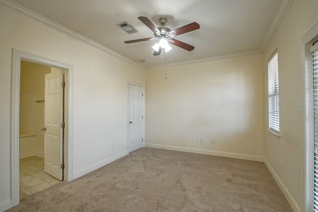 Building Photo - 10600 Lakes Blvd