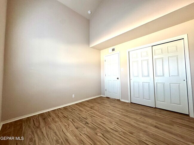 Building Photo - 3813 Loma Dante