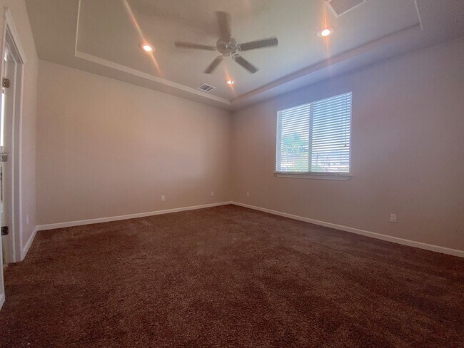 Building Photo - Gorgeous 4bed/3.5bath with 2 Master Bedrooms!