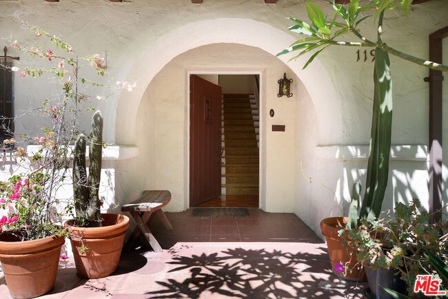 Building Photo - 119 N Orange Dr