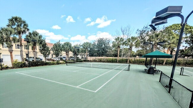 Building Photo - Seasonal/short term/annual  3/3 spacious townhouse with water view off University PKWY