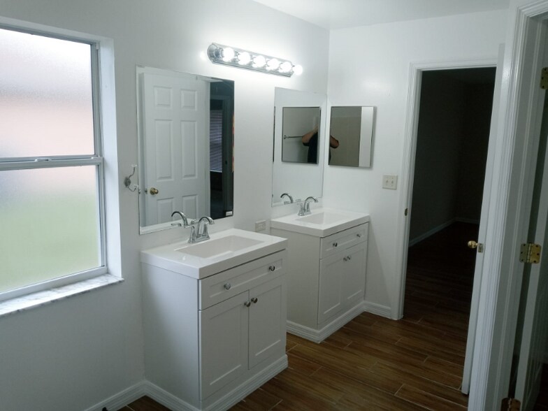 Building Photo - 2301 SW 25th St