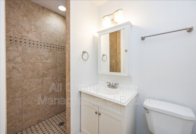 Building Photo - 425 S 40th St