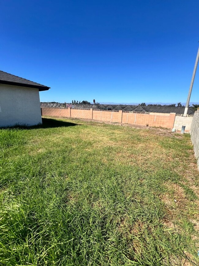 Building Photo - Oxnard - Four bedroom, two bathroom, singl...