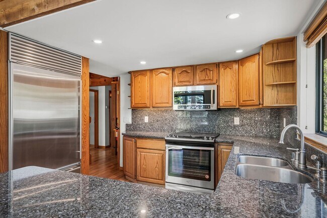 Building Photo - Remodeled Mountain Style Home