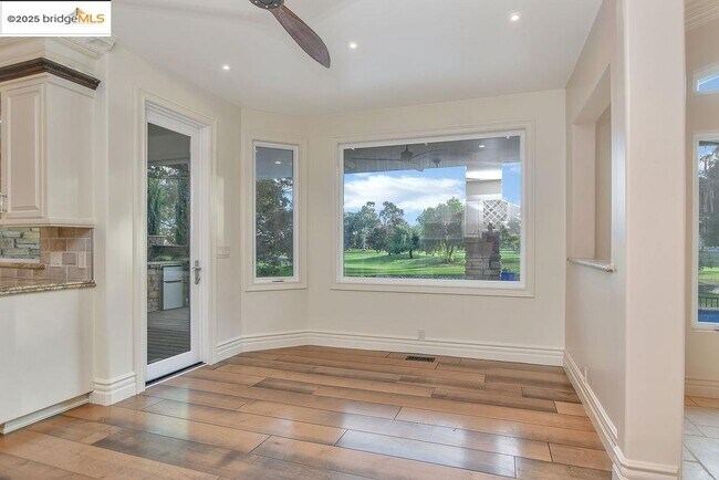 Building Photo - 5580 Edgeview Dr