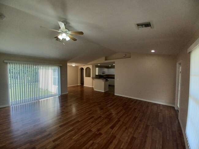 Building Photo - 1124 Diplomat Pkwy W
