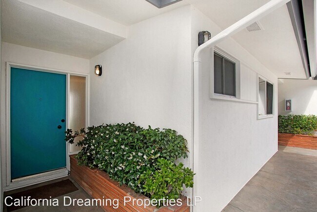 Building Photo - 520-524 Avenida Victoria