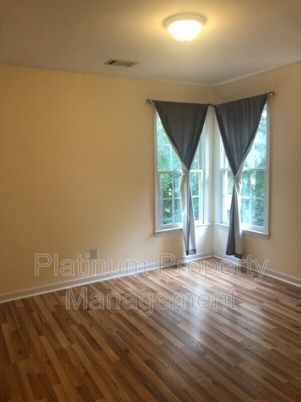 Building Photo - 3335 Woodside Ct