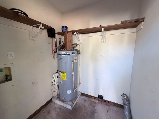 Building Photo - Well maintained 2 bedroom 1 bath duplex ~ lawn care, pest control & trash included!